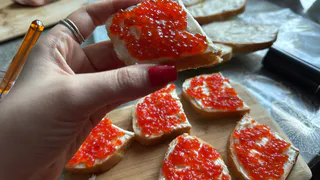 Красная икра по 115 рублей удивила покупателей: в чем подвох необычного продукта из «Светофора»