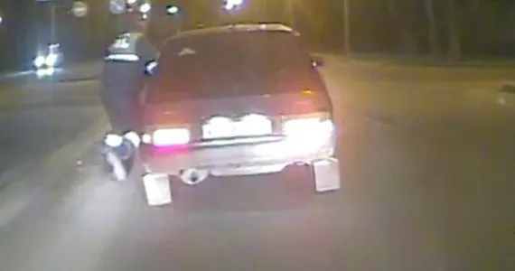 Пьяный водитель 200 метров тащил полицейского за своим автомобилем в Брянске