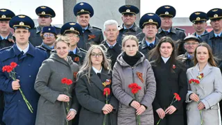 В Брянске молодые сотрудники прокуратуры приняли присягу у Вечного огня