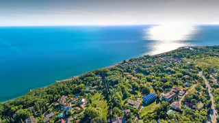 Пока туристы едут в Сочи, знающие выбирают этот тихий курорт: море тёплое, пляжи просторные, жильё дешёвое
