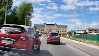 В Брянске водителя Renault наказали за выезд на встречную полосу