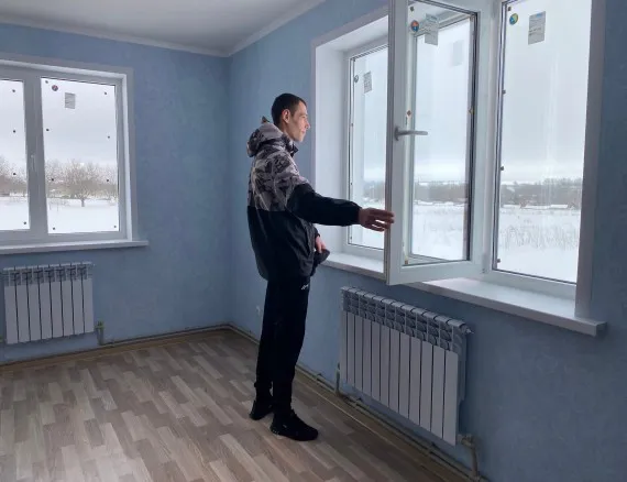 Брянская прокуратура обязала Новозыбковскую администрацию выдать квартиру 24-летнему сироте