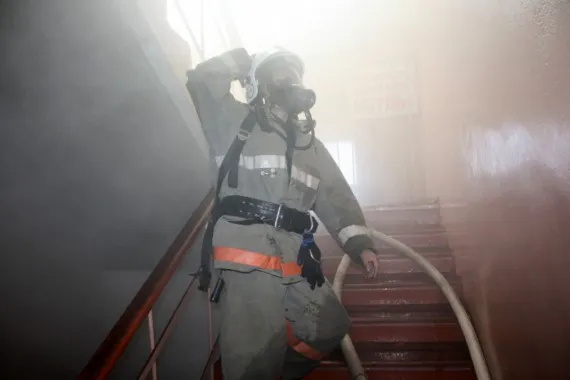 В Клинцах из-за пожара эвакуировали жильцов многоэтажки на Октябрьской