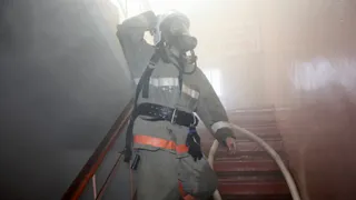 В Клинцах из-за пожара эвакуировали жильцов многоэтажки на Октябрьской