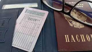 Стал стариком - сдавай на права: в ГАИ указали на требования к пожилым водителям - вот до какого возраста можно водить машину 