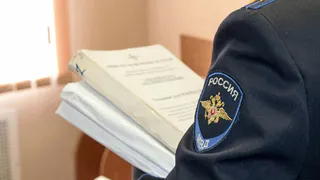 В Трубчевском районе 21-летняя девушка забрала чужой телефон у кассы магазина