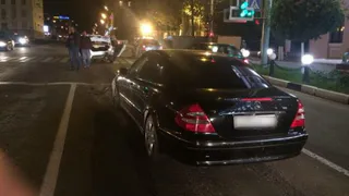 В центре Брянска «Мерседес» врезался в такси: пострадали 3 девушки