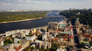 Россияне массово меняют Москву на этот город: квартиры дешевле, пробок меньше, а жить спокойнее