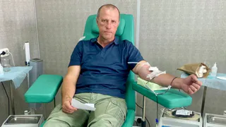 В Брянске Почетный донор России Денис Лушников сдал кровь и ее компоненты в 75-й раз