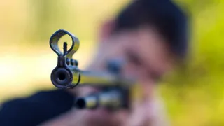 Брянец выстрелил в знакомого из винтовки и угрожал убить 16-летнего подростка