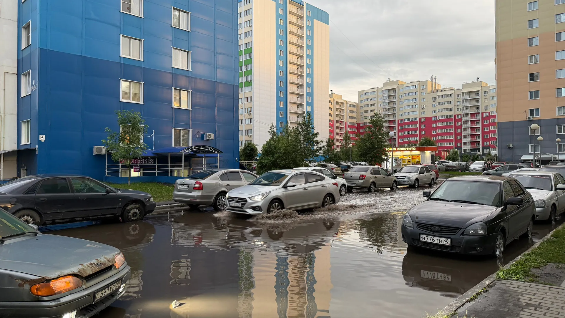 Синоптики предупредили о погодных качелях: грозы нагрянут внезапно, а температура резко изменится