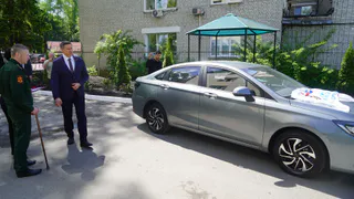 Ковальчук вручил ключи от нового BAIC бойцу СВО