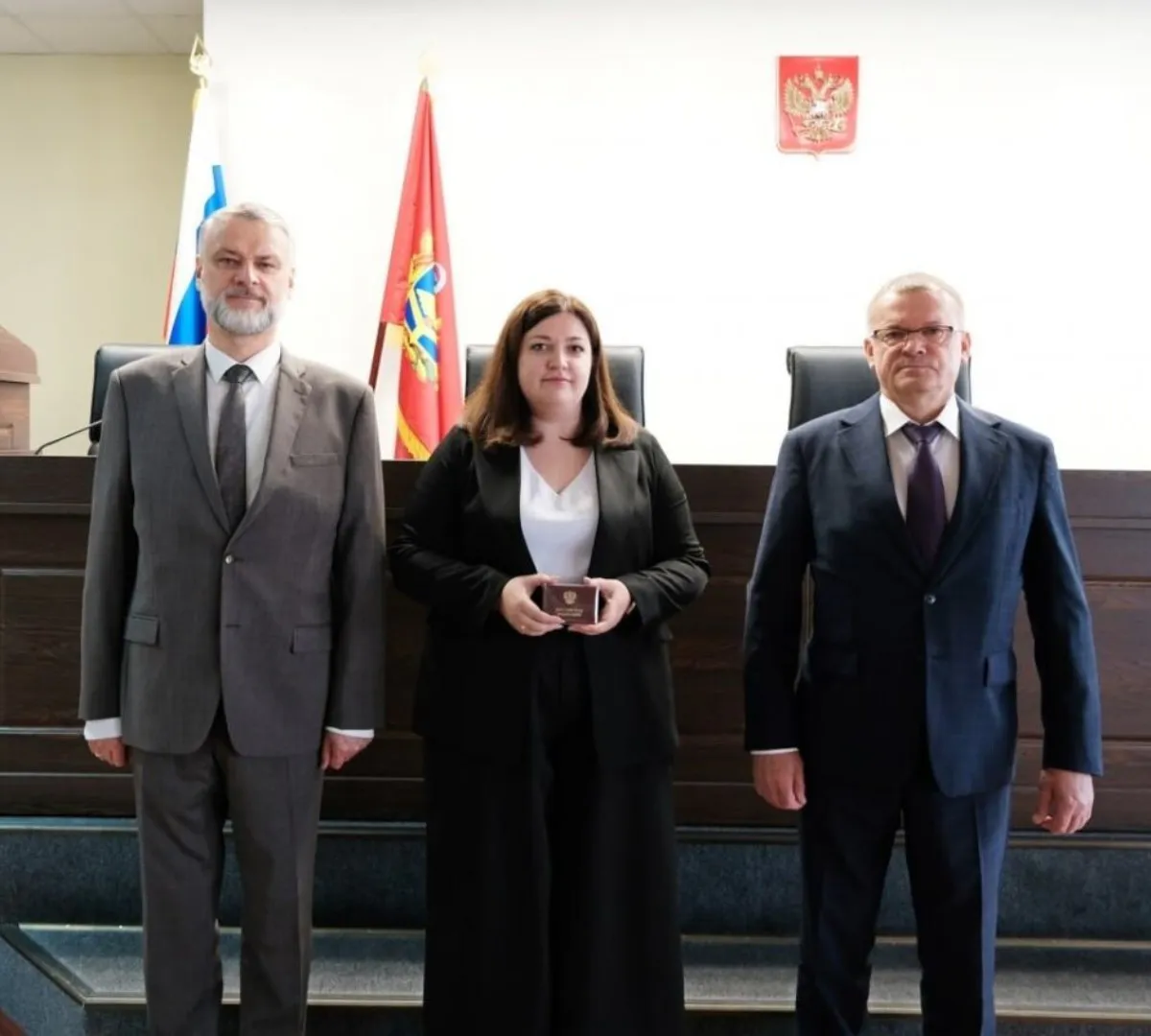 В Брянске двум новым судьям вручили удостоверения по указу президента