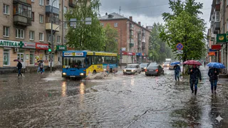 Ливни, паводки и жара до +27°: синоптики предупредили россиян о погоде, которая накроет на выходных
