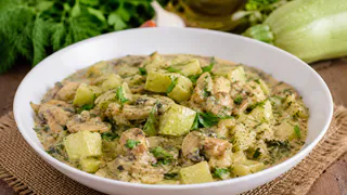 Летний гуляш из кабачков готовлю вместо мясного: в жару уходит на ура и подходит хоть к пюре, хоть к макаронам