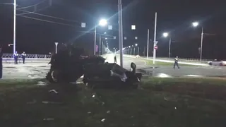 Жуткое ночное ДТП в Брянске: Lada Priora намотало на столб на проспекте Героев