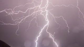 В Почепском районе Брянской области молния вызвала пожар в бесхозном строении