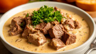 Нежнейшее мясо в сливочном соусе: повар из ресторана поделился рецептом — справится даже новичок