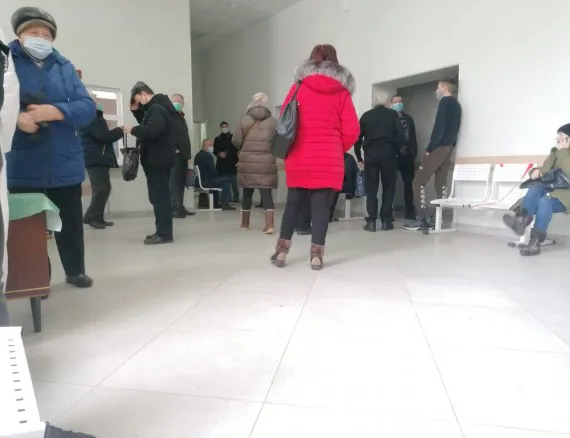 В Володарском районе города Брянска образовалась огромная очередь пациентов к терапевту поликлиники № 2
