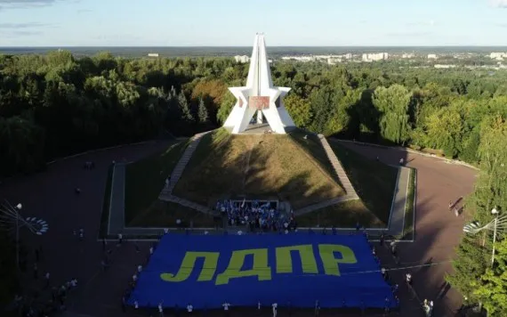 Брянское отделение ЛДПР отметило день Флага России флешмобом, митингом и рекордом
