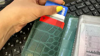 Почему не нужно снимать наличные с карты, на которую приходит пенсия