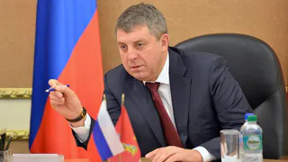 Губернатор Богомаз остался недоволен платной парковкой на вокзале