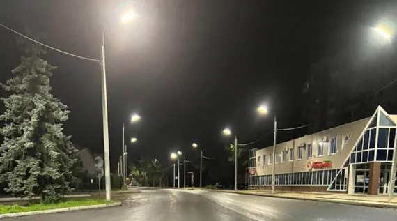 В Брянске на улице Камозина включили новое светодиодное освещение