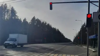 У поворота на Партизанскую поляну под Брянском установили светофор