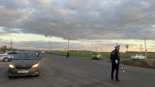 Инспектор остановил и не подходит: хитрый трюк, на который ведутся 90% водителей — как не нарваться на штраф и когда можно уехать