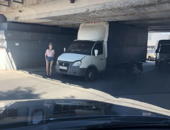 Под мостом в центре Саратова застрял брянский грузовик