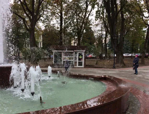 В Брянске сломался недавно открытый в Круглом сквере новый фонтан