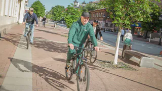 Брянские чиновники в День велосипедиста отправились на работу на двухколесном транспорте