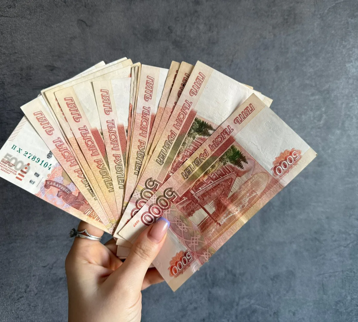 В Брянской области вырос спрос на снятие наличных на кассах