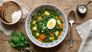 Этот зелёный борщ готовится без мяса, а получается таким вкусным, что кастрюля пустеет за вечер