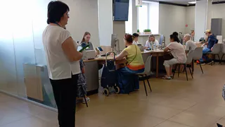Деньги на карту придут раньше: кому ждать досрочных выплат пенсий и пособий в июне