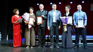 Работникам Брянского драмтеатра вручили грамоты и благодарности губернатора в честь успешного завершения юбилейного сезона