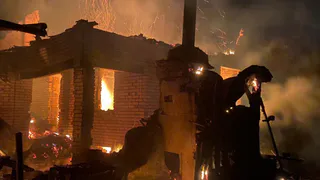 В Дятьково Брянской области пожар уничтожил кровлю трёх строений