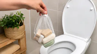 Обмылки больше не выбрасываю: кладу в сеточку — и унитаз дольше остаётся чистым без лишней химии