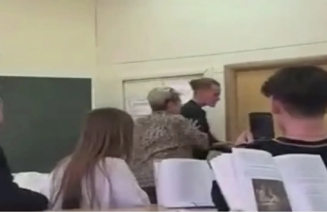 В Брянской школе учитель выставил ученика за дверь