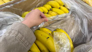 Зачем продавцы из "Пятёрочки" забирают из ящиков с бананами эти пакетики - секрет, который точно вам пригодится