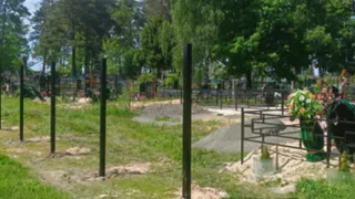 В Суземке Брянской области начали устанавливать новое ограждение кладбища