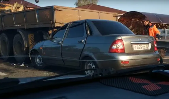 Под Брянском легковушка врезалась в «КамАЗ»: есть пострадавший