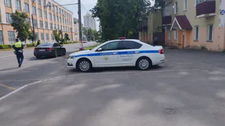 В Брянске столкнулись Chevrolet и Infiniti, один из автомобилей врезался в забор