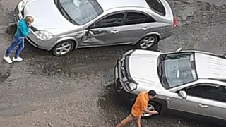 В Брянске возле многоэтажного дома произошла авария