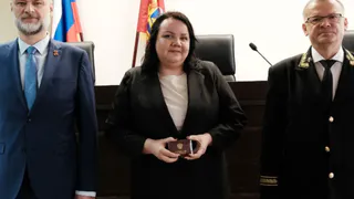 В Брянске новым судьям торжественно вручили служебные удостоверения