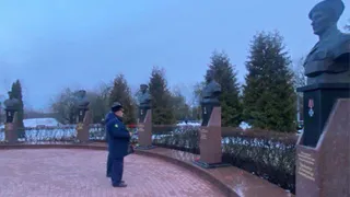 Замкомандующего ВДВ России возложил цветы на аллее Славы в Брянске