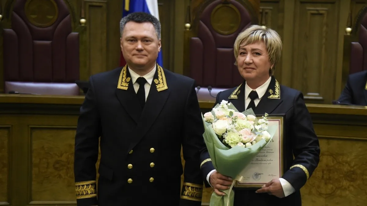 Судьи Брянской области получили награды и удостоверения