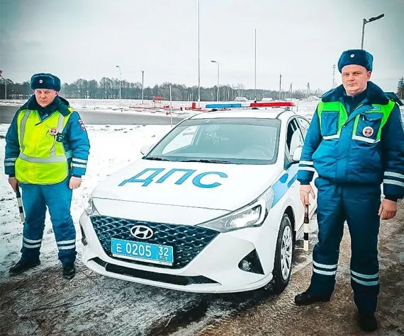 Брянские автоинспекторы помогли попавшей в аварию семье