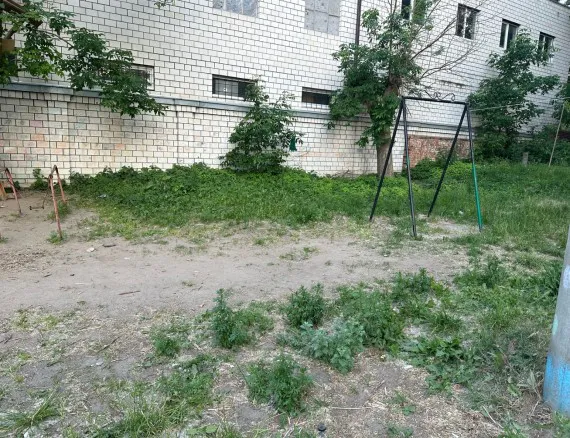 Жители Брянска возмущены аварийной детской площадкой на улице Урицкого
