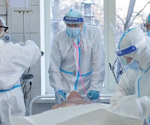«Выкашиваются целые отделы»: брянский губернатор рассказал об опасности омикрона